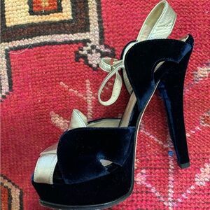 Fendi royal blue and gold leather velvet heels with gold logo